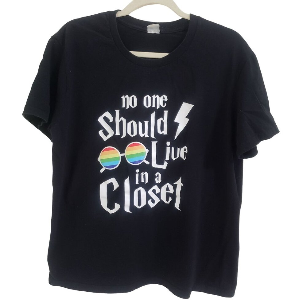 No One Should Live in a Closet T-Shirt Black Rainbow LGBTQ Pride Unisex Size M